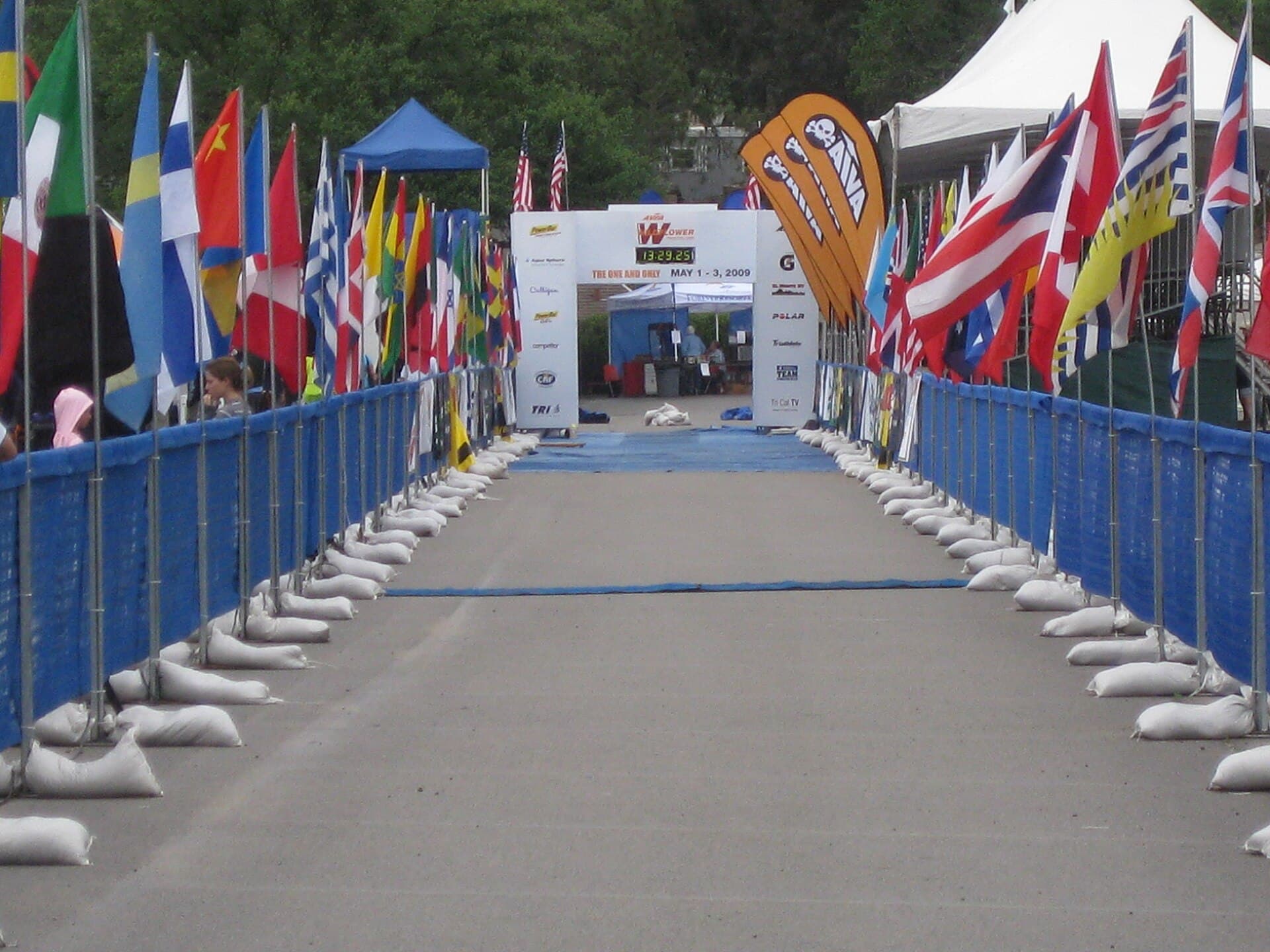 Een atleet komt over de finish