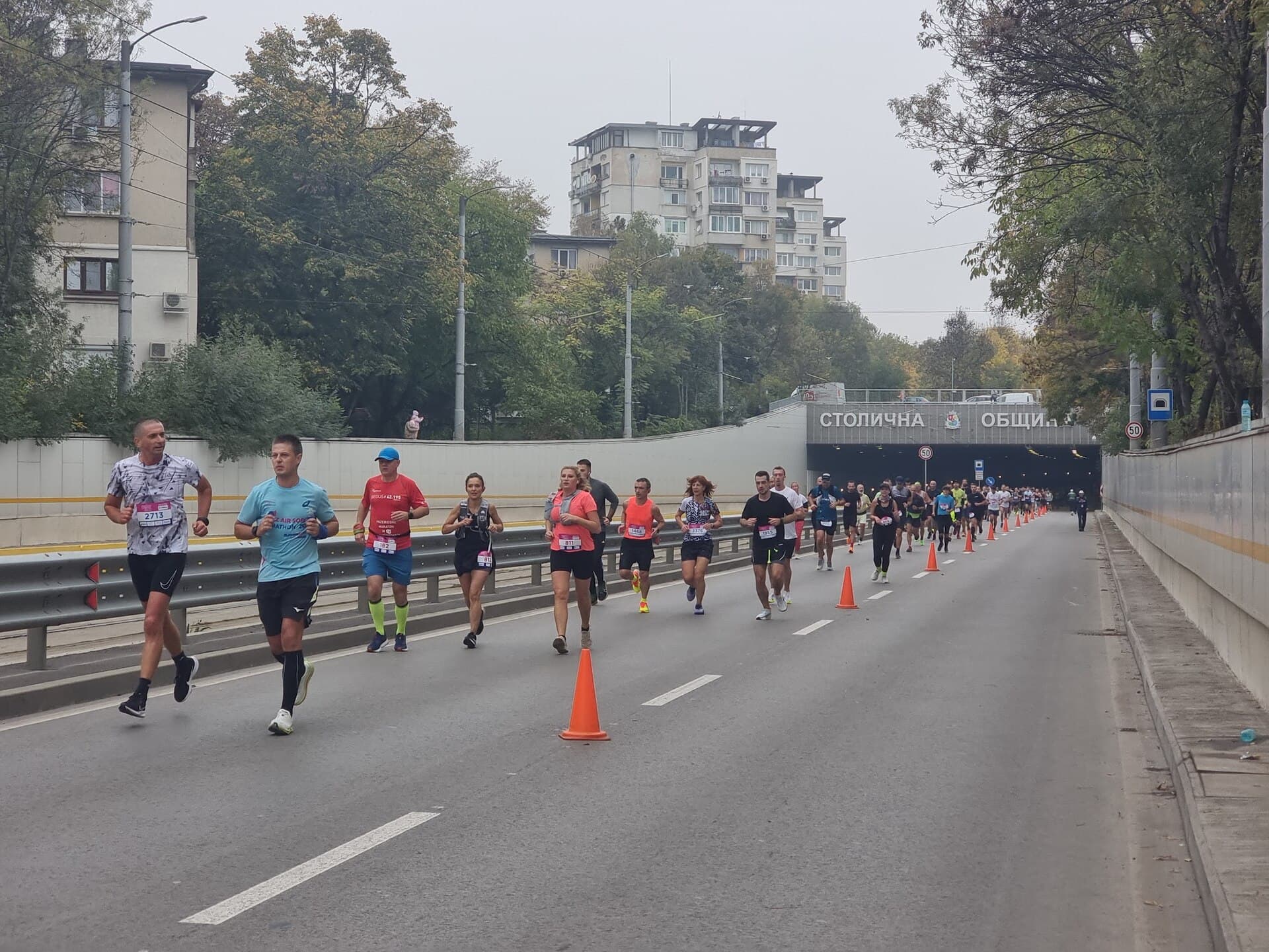 Hardlopers op straat, van opzij gezien
