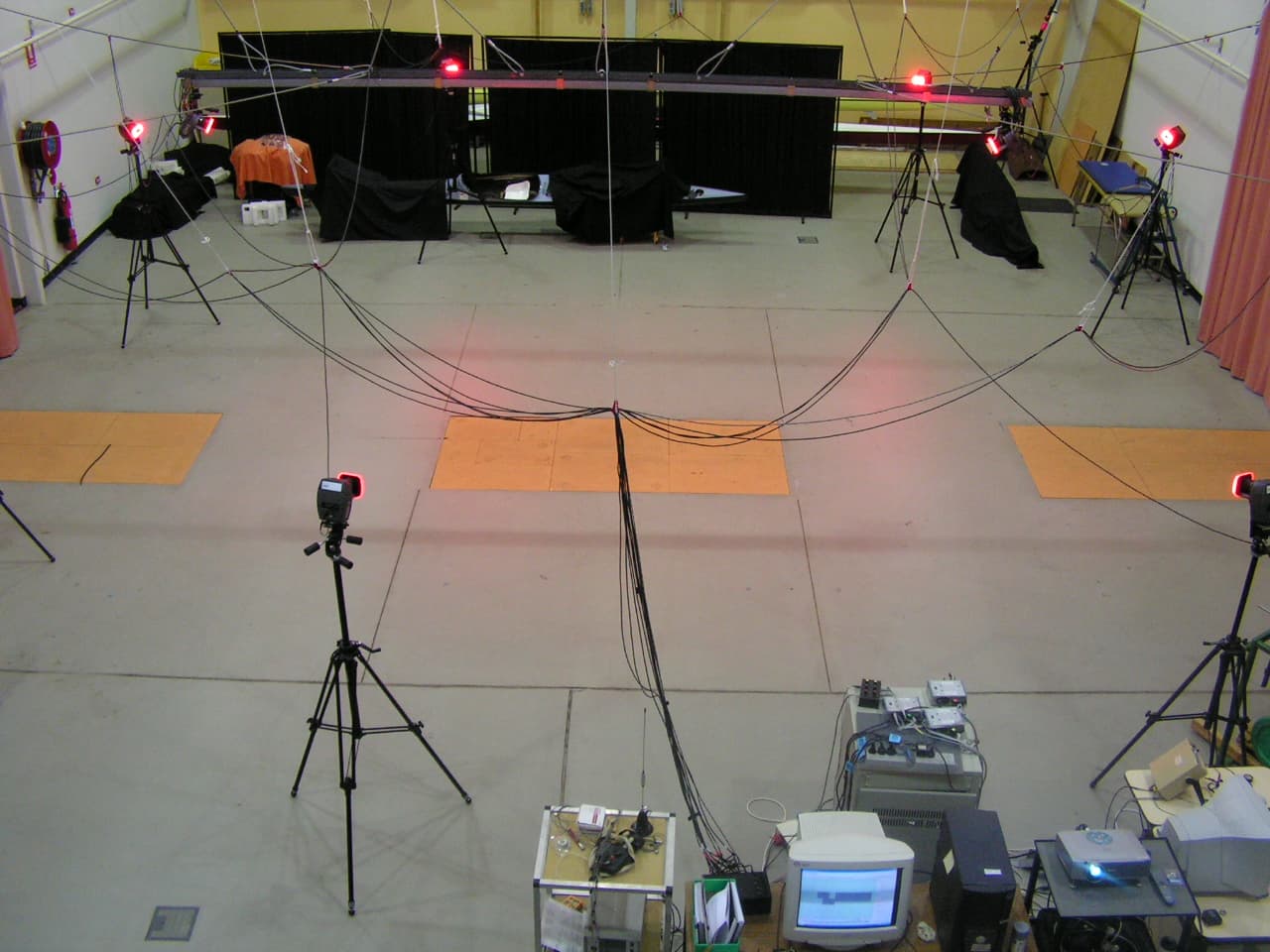 Een bewegingslaboratorium met infraroodcamera's op statieven en krachtplaten in de vloer